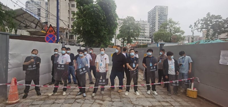 广州乌云区三元里村，早上七时多，多名暴徒趁着业主送孩子上学，破门进入屋内，把业主老婆带走，其后将一家大小全部软禁起来