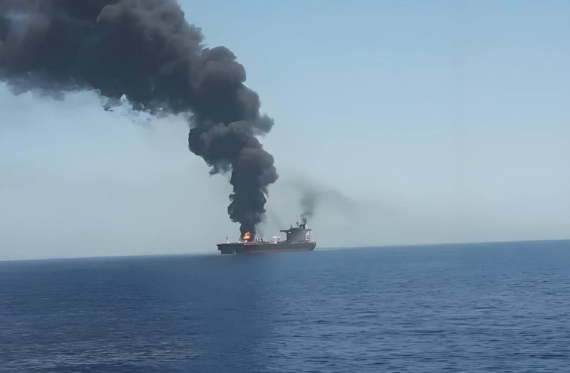 【国际新闻｜霍尔木兹海峡惊现“过路费”诈骗，已有船只遭炮击】据半岛电视台4月21日报道，希腊海事风险管理公司MARISKS发出警告：霍尔木兹海峡出现新型诈骗手段