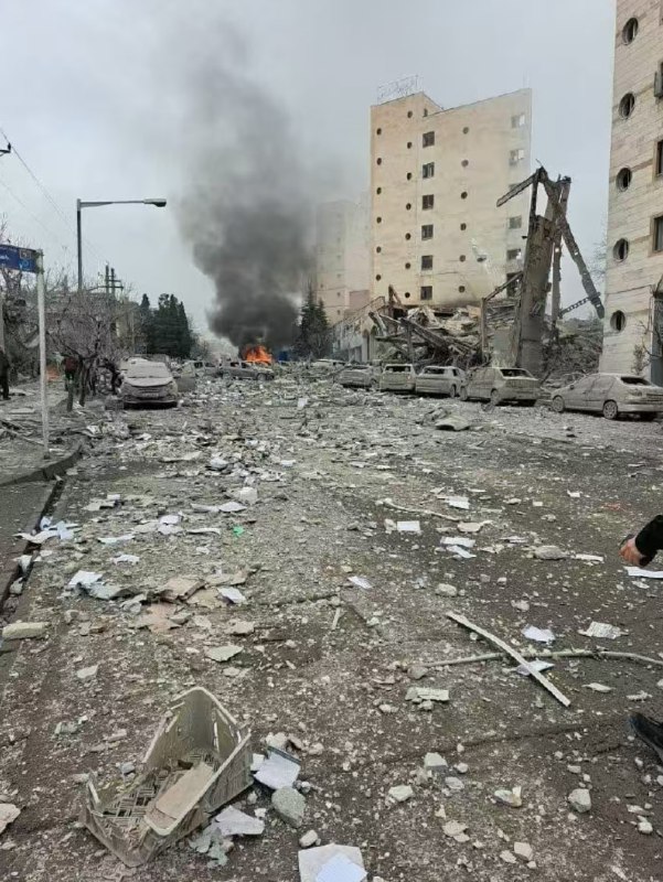伊朗德黑兰西区扎拉夫尚地区遭遇空袭，一栋大楼被完全摧毁