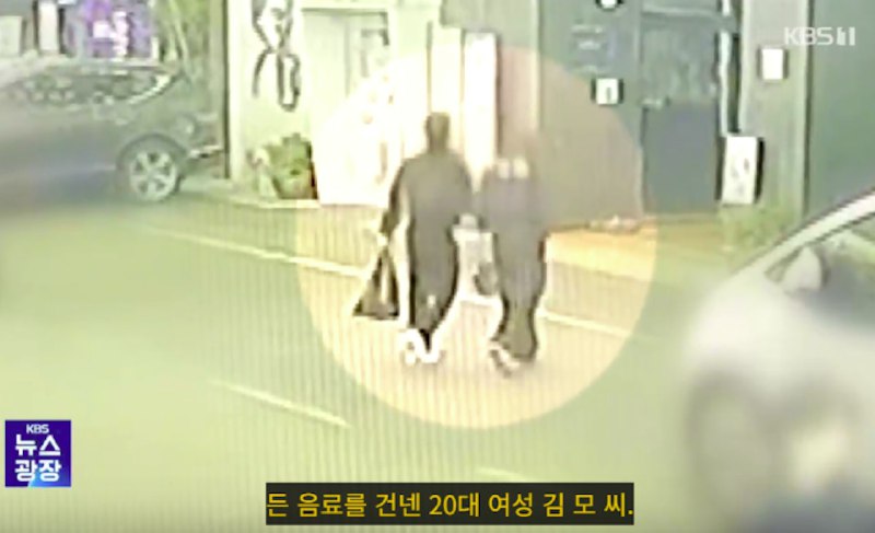 韩国22岁女汽车旅馆连环下药害人，3男中招2死1昏迷韩国江北区日前发生一宗震惊社会的案件，一名22岁金姓女子在汽车旅馆与男性聚会时，涉提供含有苯二氮平类药物的饮料，案发时她同时携带下药饮料和一杯普通饮料，当这名男性倒在床上后，她捡起犯案使用的空瓶