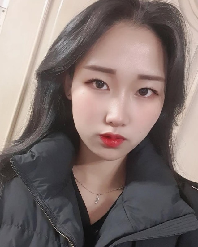 韩国22岁女汽车旅馆连环下药害人，3男中招2死1昏迷韩国江北区日前发生一宗震惊社会的案件，一名22岁金姓女子在汽车旅馆与男性聚会时，涉提供含有苯二氮平类药物的饮料，案发时她同时携带下药饮料和一杯普通饮料，当这名男性倒在床上后，她捡起犯案使用的空瓶