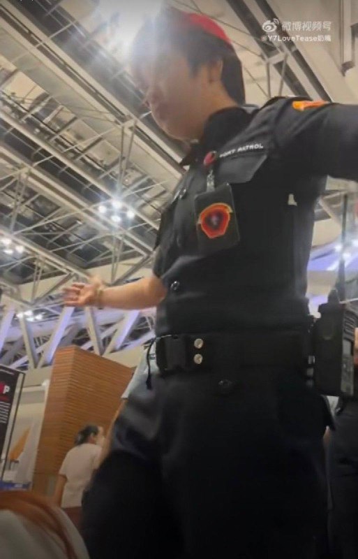 Suvarnabhumi机场就中国粉丝事件致歉，北京航班一度延误Suvarnabhumi机场就一名保安与22名中国乘客发生冲突一事公开致歉