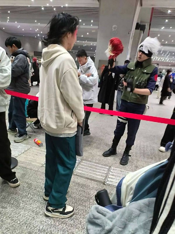 网友投稿：2月6日，成都 世界线 #漫展 再曝 #霸凌 #事件 一名《我的英雄学院》coser在现场疑似遭遇言语及肢体霸凌，与此同时，网络上流传一段未经证实的信息称，警方在处置过程中曾表示其行为属于“见义勇为”