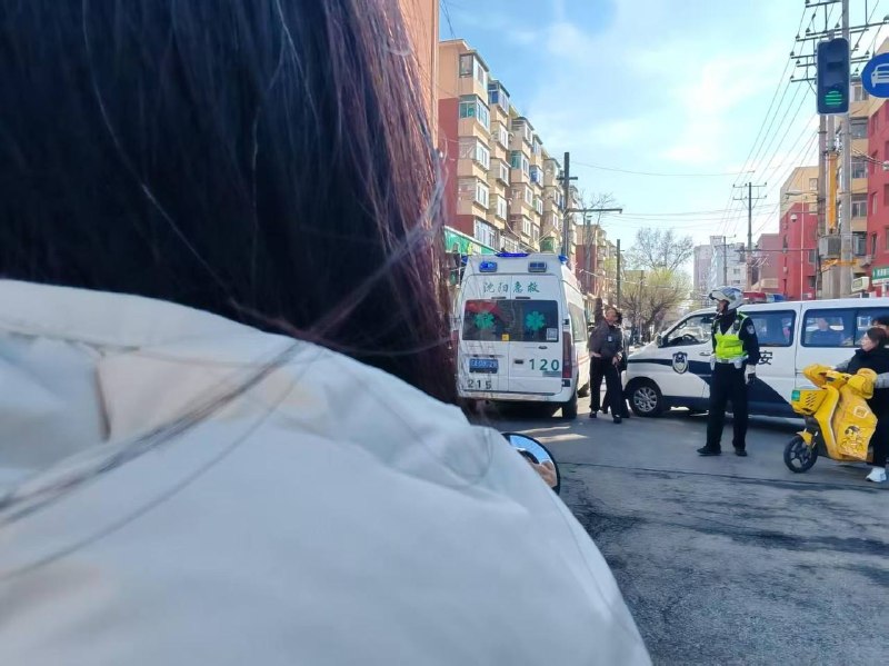 网传 4月4日，辽宁 沈阳 和平区 太原街 南五马路有人杀人，一男子持刀无故砍杀路人，一人反抗搏斗时头部被砍掉，据知情人士称有4人被杀，男子行凶后 #跳楼 身亡