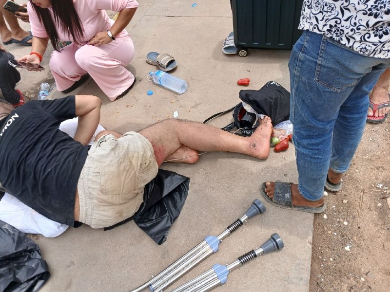 柬埔寨，一名中国男子被货车运送到柴楨省木牌后，转而把他丢弃在路边，身上布满遭受酷刑留下的伤疤，有热心群众帮他拨打了救助电话