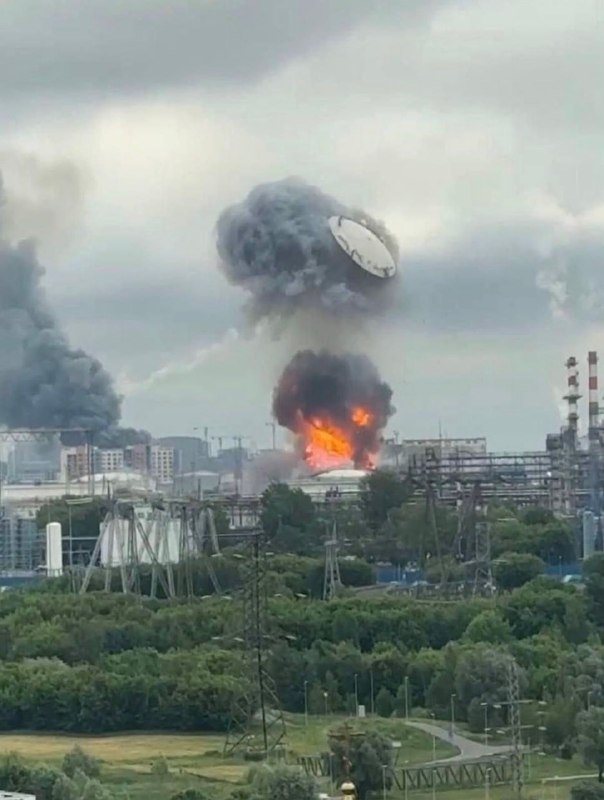乌克兰无人机对莫斯科的一家炼油厂发动袭击，炸开了一座燃油储罐的盖子，导致储罐被抛向空中