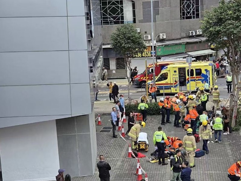 香港九龙湾临兴道今日(16日)发生交通意外，香港警方中午12时41分接报有私家车铲上行人路，最少6人受伤