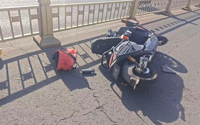 1月28日内蒙古呼和浩特发生一起事故，车主右转未及时观察，与一名车速过快的外卖小哥相撞