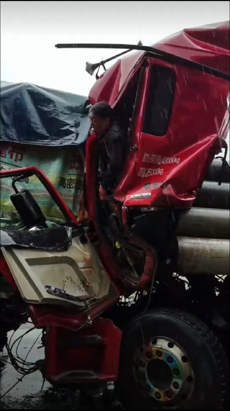 3月3日广西壮族自治区梧州市藤县大洲顶车祸，撕声力竭 ，痛不欲生的叫声，听到也流眼泪了🥲，大货车司机真的可怜感谢 Group  投稿！3月3日广西壮族自治区梧州市藤县大洲顶车祸，撕声力竭 ，痛不欲生的叫声，听到也流眼泪了🥲，大货车司机真的可怜感谢 Group  投稿！