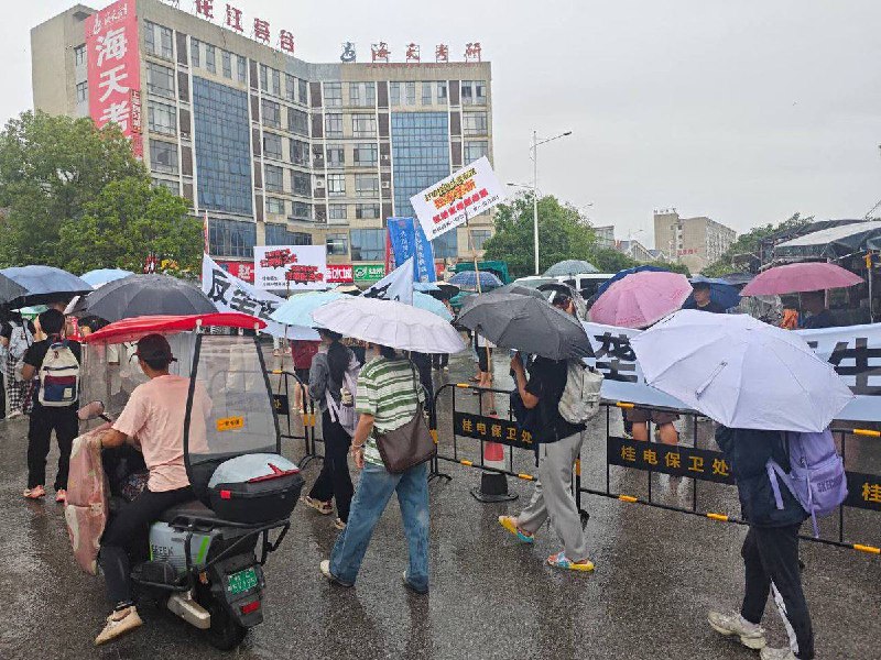 5月18日，桂林电子科技大学保卫处发布《关于规范调整校外外卖配送入校的公告》，规定：禁止非青羽科技的外卖骑手进入校园