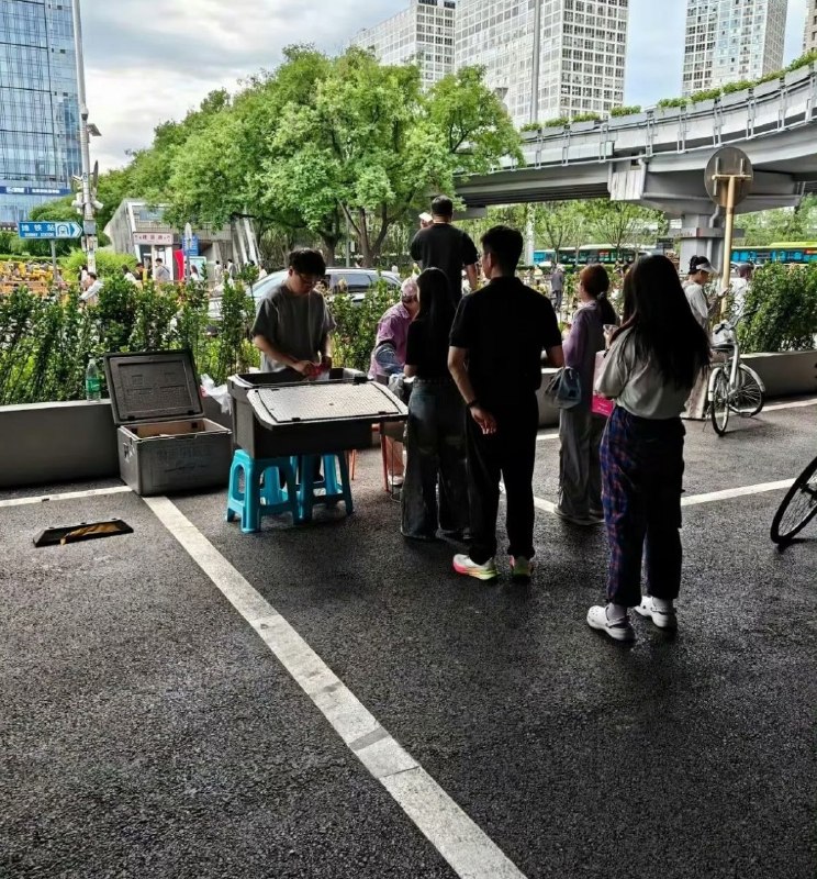 有媒体实地走访调查了，这位把鸭腿当鹅腿，卖给大学生们的大姐