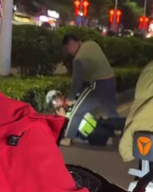 海南 袭警， 年轻人 太冲动 ，进去了出不来了吧？这下要在里面跨年了 #交警 #袭警感谢家人们投稿！海南 袭警， 年轻人 太冲动 ，进去了出不来了吧？这下要在里面跨年了 #交警 #袭警感谢家人们投稿！