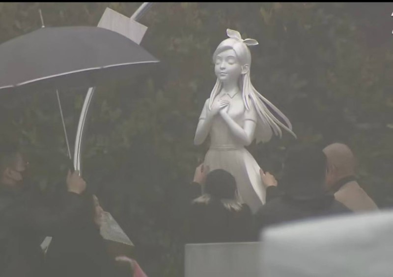 大S去世一周年，在她的纪念雕像揭幕仪式家人朋友们都来看她，有S妈、小S夫妇、具俊晔、黑人和范玮琪、蔡康永、吴佩慈、杨丞琳、王伟忠、周渝民和言承旭等