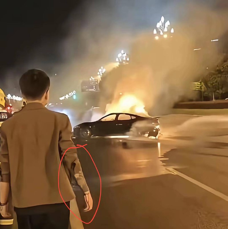 10月13日 凌晨 天府大道 突发小米 su7 超速追尾翻滚到对向车道，起火自燃，多人参与，救援无果