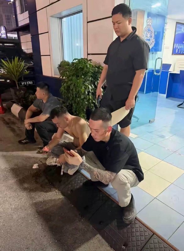 抖音网红豫上皇“aka刀枪不入”平时在网上装得刀枪不入、天下无敌，结果在马来西亚线下直接被揍成狗！视频里他毫无还手之力，被人暴打狂踹，嚣张气焰瞬间崩盘，只能抱头求饶！感谢家人们投稿！抖音网红豫上皇“aka刀枪不入”平时在网上装得刀枪不入、天下无敌，结果在马来西亚线下直接被揍成狗！视频里他毫无还手之力，被人暴打狂踹，嚣张气焰瞬间崩盘，只能抱头求饶！感谢家人们投稿！