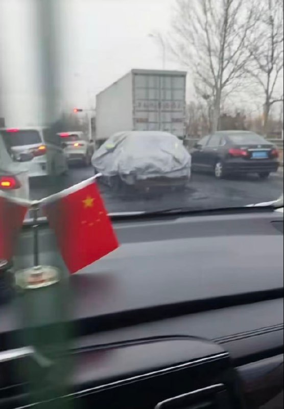 2.25日 天津新能源车着火，光顾着拍视频了，最后“咣”一声.撞上了！感谢家人们投稿！2.25日 天津新能源车着火，光顾着拍视频了，最后“咣”一声.撞上了！感谢家人们投稿！