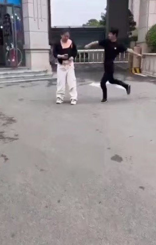 山东济宁，跟亲妈要钱被拒，当街拳打脚踢！这哪是养儿防老，简直是养虎为患