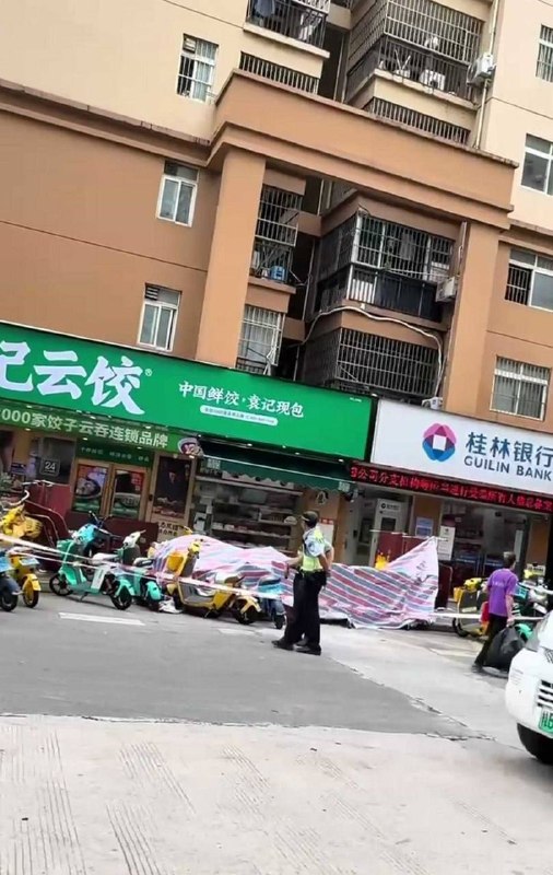 【广西南宁袁记云饺女子裸体跳楼身亡！】南宁袁记云饺楼上，一女子疑因捉奸在床或赌球巨亏，裸体坠楼身亡！现场多人围观，场面极度混乱