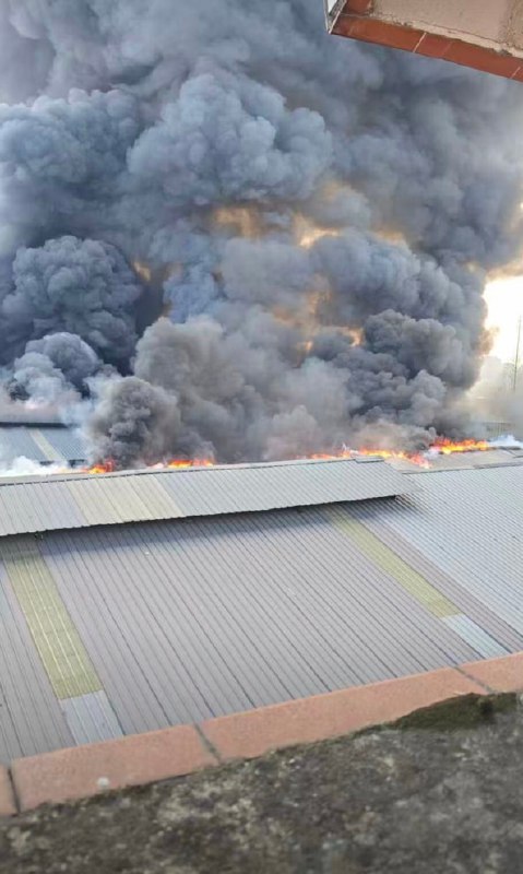 2.11日下午，四川成都网友爆料： 某小区对面的厂房起火🔥感谢家人们投稿！2.11日下午，四川成都网友爆料： 某小区对面的厂房起火🔥感谢家人们投稿！