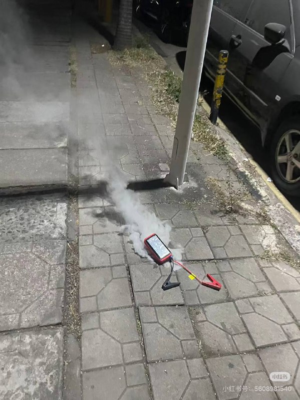 京东买的搭电宝差点炸了😱到了之后拆开包装，刚准备用，突然就开始冒白烟，一看不对赶紧踢开，然后过了大概半个多小时，看起来没什么烟才敢靠近，太吓人了感觉是个三无产品，无3C，无证书，合格证就是那种很粗糙的打京东客服问怎么办，结果得到的回答是竟然是太晚了，现在没有办法立即回答