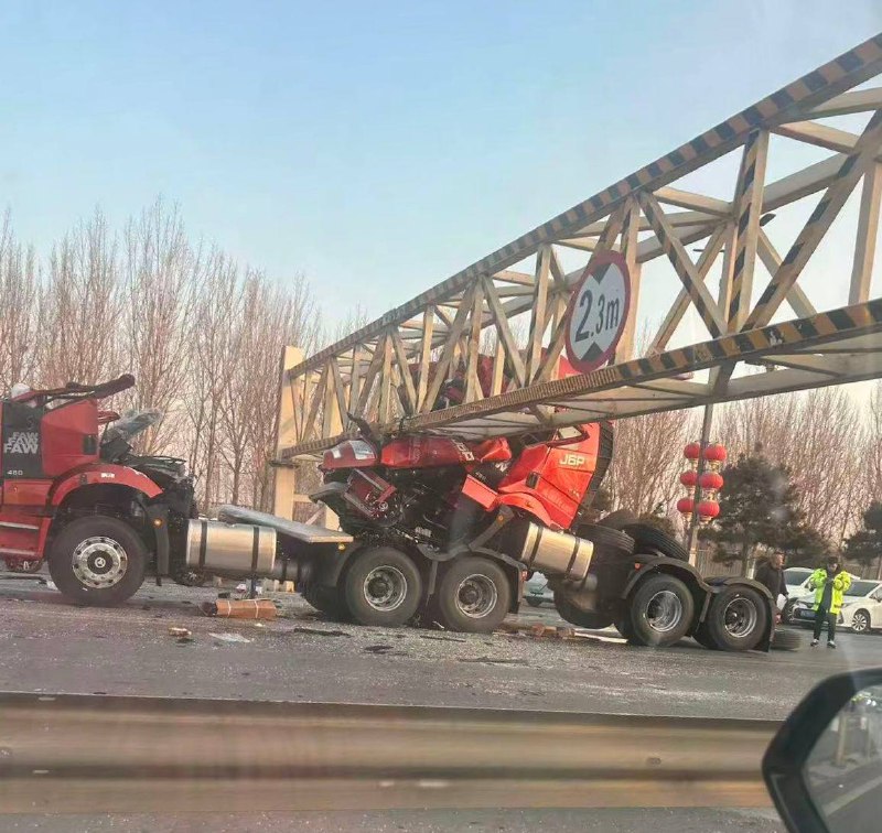 唐山丰润板市桥，惨烈车祸，司机当场死亡