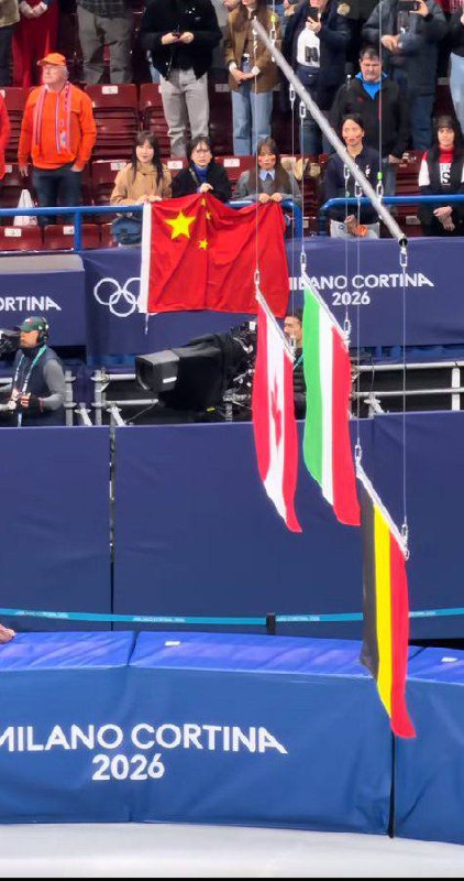 米兰冬奥会，短滑速滑接力赛没有升起中国国旗，于是看台上的中国观众们自发的举起国旗