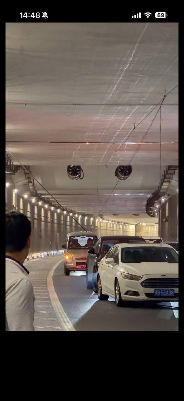 珠海会展隧道出事故，电缆钢筋掉下来砸到了珠海，本来是我很向往很喜欢的城市但是昨天在珠海旅游路上经过会展隧道拱北方向中间路段电缆钢筋掉下来了，路上多台车受损我的后视镜也被砸坏了后续就是去到交警大队踢皮球，建设方说不归他们管，说找道路维护我都怀疑这里是没有道路养护的有一方说竣工没验收通过没验收通过可以行车过去？现在就是在扯皮，珠海你很让我寒心感谢 yellow  投稿！珠海会展隧道出事故，电缆钢筋掉下来砸到了珠海，本来是我很向往很喜欢的城市但是昨天在珠海旅游路上经过会展隧道拱北方向中间路段电缆钢筋掉下来了，路上多台车受损我的后视镜也被砸坏了后续就是去到交警大队踢皮球，建设方说不归他们管，说找道路维护我都怀疑这里是没有道路养护的有一方说竣工没验收通过没验收通过可以行车过去？现在就是在扯皮，珠海你很让我寒心感谢 yellow  投稿！