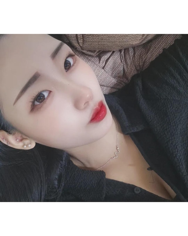 韩国22岁女汽车旅馆连环下药害人，3男中招2死1昏迷韩国江北区日前发生一宗震惊社会的案件，一名22岁金姓女子在汽车旅馆与男性聚会时，涉提供含有苯二氮平类药物的饮料，案发时她同时携带下药饮料和一杯普通饮料，当这名男性倒在床上后，她捡起犯案使用的空瓶