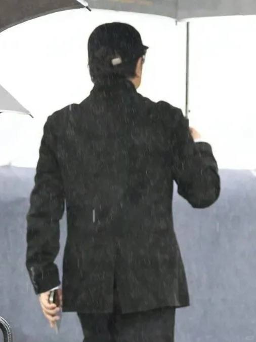 大S去世一周年，在她的纪念雕像揭幕仪式家人朋友们都来看她，有S妈、小S夫妇、具俊晔、黑人和范玮琪、蔡康永、吴佩慈、杨丞琳、王伟忠、周渝民和言承旭等