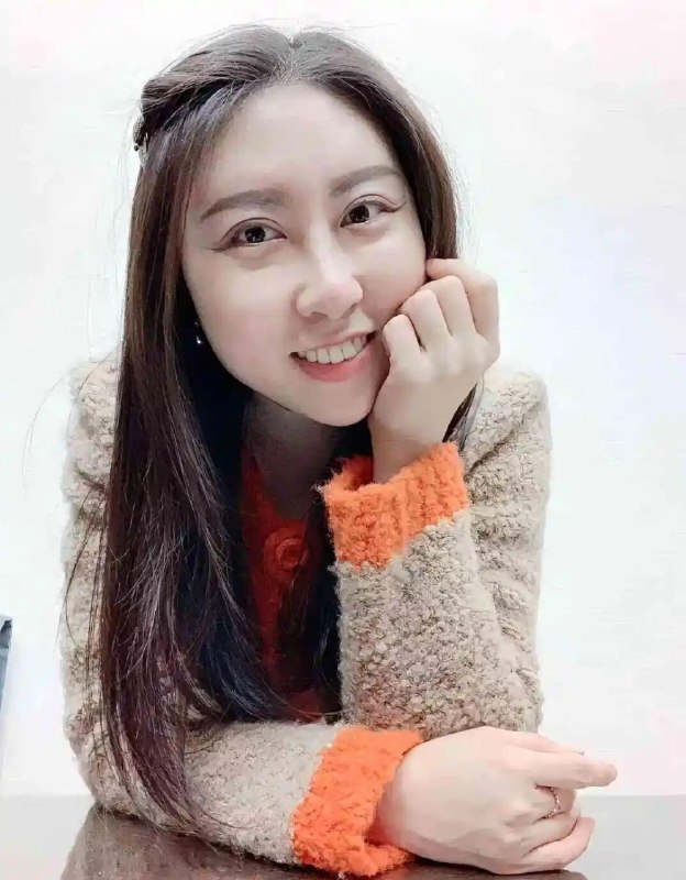 贾浅浅副教授职称与教师资格被撤销贾浅浅，女，汉族，1979年11月出生，毕业于西北大学，西北大学文学院副教授，鲁迅文学院32届高研班学员，陕西省青年文学协会副主席，中国现当代文学专业博士，当代作家贾平凹之女