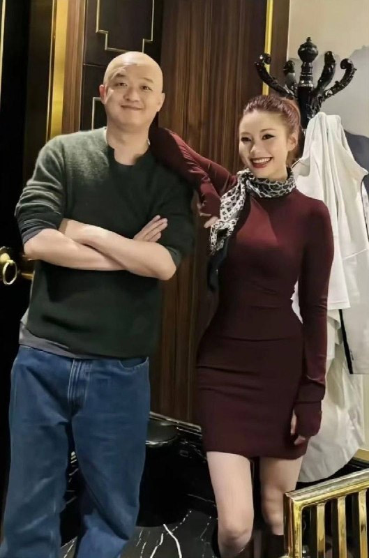 包贝尔出轨红衣美女，红衣美女样貌曝光！👄嘴大身材好，包贝尔挺会挑的