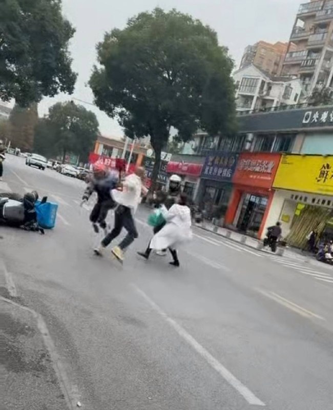 #武汉 #外卖员 #骑手 跟 商家 打起来了 那个商家拿武器 被 #反杀 了 #刀仔感谢家人们投稿！#武汉 #外卖员 #骑手 跟 商家 打起来了 那个商家拿武器 被 #反杀 了 #刀仔感谢家人们投稿！