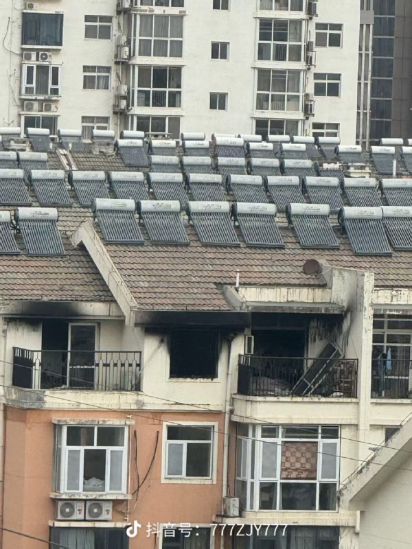 河北省一小区着火，风风火火过大年咯， #这么近那么美周末来河北 #火灾 #中国感谢家人们投稿！