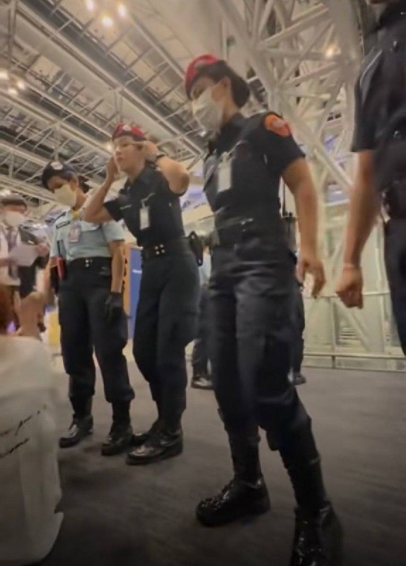 Suvarnabhumi机场就中国粉丝事件致歉，北京航班一度延误Suvarnabhumi机场就一名保安与22名中国乘客发生冲突一事公开致歉