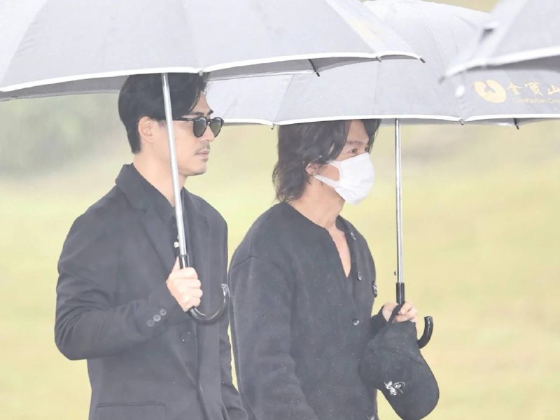 大S去世一周年，在她的纪念雕像揭幕仪式家人朋友们都来看她，有S妈、小S夫妇、具俊晔、黑人和范玮琪、蔡康永、吴佩慈、杨丞琳、王伟忠、周渝民和言承旭等