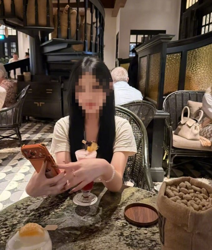 女大学生受邀去泰国泼水节被转卖电诈园，家属交了赎金对方迟迟不放人近日，“女生受邀去泰国泼水节被转卖电诈园”，引发关注