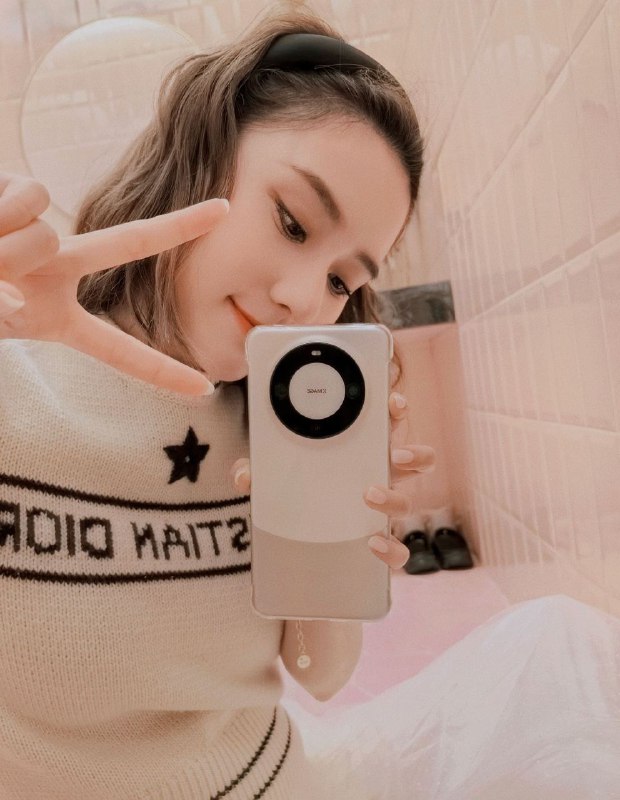 #澳门 赌王 #何鸿燊 的女儿 #何超莲 手持 #华为 Mate 60 Pro 拍照并配文：怎么拍都好喜欢（我说手机❤️)#澳门 赌王 #何鸿燊 的女儿 #何超莲 手持 #华为 Mate 60 Pro 拍照并配文：怎么拍都好喜欢（我说手机❤️)