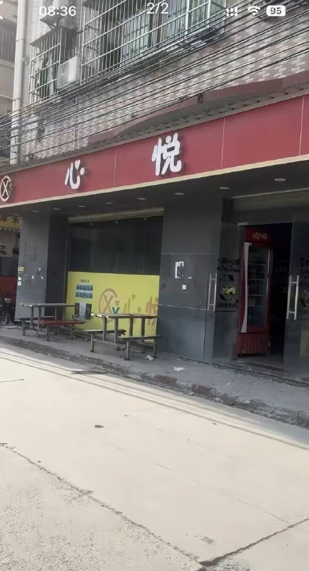 赞助老板10.5元让老板挺住别闭店的三个小男孩又露面了，小男孩火了，还被路人认了出来