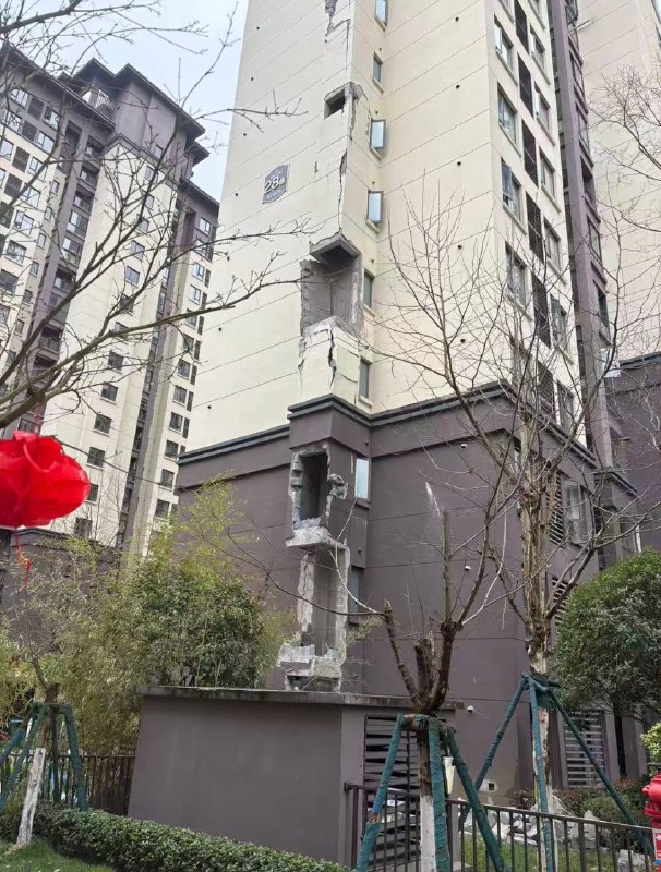 2月27日贵州遵义·美的·万麓府，排烟管道爆炸引起的