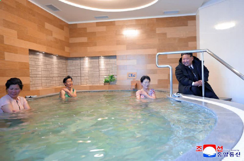 #金正恩 视察 新建的 温泉 休养所和泡温泉的 #朝鲜 🇰🇵 美女 谈笑风生感谢家人们投稿！#金正恩 视察 新建的 温泉 休养所和泡温泉的 #朝鲜 🇰🇵 美女 谈笑风生感谢家人们投稿！