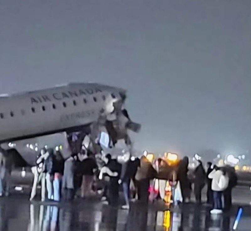 美国拉瓜迪亚机场发生航空地面事故，客机与消防车相撞，机长和副驾驶死亡！当地时间3月22日晚，纽约拉瓜迪亚机场发生一起严重地面事故