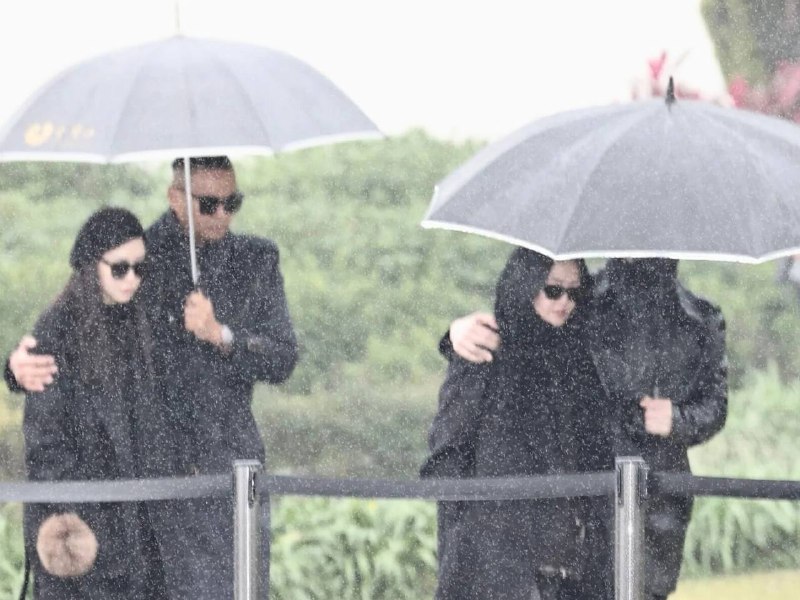 大S去世一周年，在她的纪念雕像揭幕仪式家人朋友们都来看她，有S妈、小S夫妇、具俊晔、黑人和范玮琪、蔡康永、吴佩慈、杨丞琳、王伟忠、周渝民和言承旭等