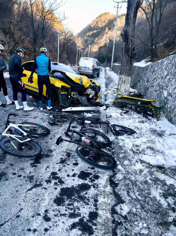 #精神小伙 #新能源 #飙车 #车祸感谢家人们投稿！#精神小伙 #新能源 #飙车 #车祸感谢家人们投稿！