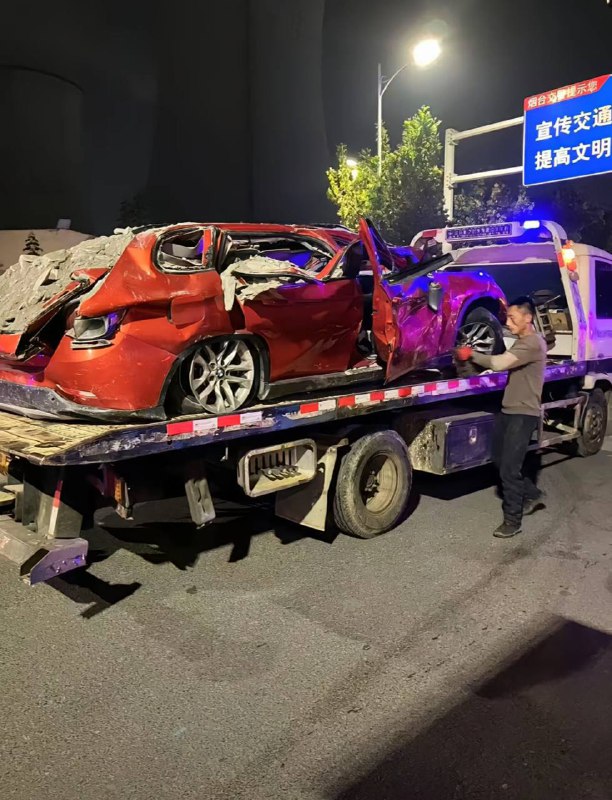 11月7日 烟台 芝罘区电厂路 #车祸 #渣土车 转弯超速侧翻，砸中正在等红绿灯的两辆小轿车 红色小轿车已被 压扁 伤亡情况未通报 #碾压 #倒霉感谢来自某频道的投稿！11月7日 烟台 芝罘区电厂路 #车祸 #渣土车 转弯超速侧翻，砸中正在等红绿灯的两辆小轿车 红色小轿车已被 压扁 伤亡情况未通报 #碾压 #倒霉感谢来自某频道的投稿！