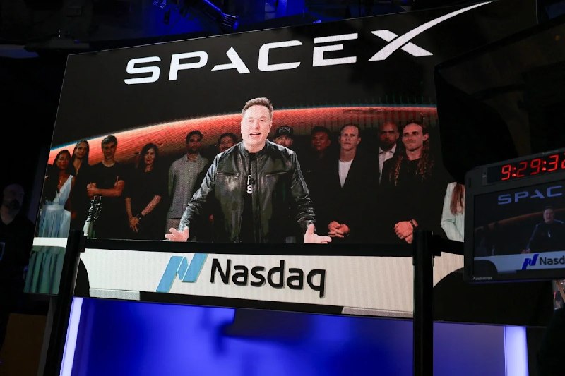 马斯克公布 SpaceX 登月建厂计划：用机器人生产 AI 卫星SpaceX 首次上市公司财报电话会议上，Elon Musk 公布了一项在月球建立自动化工厂的计划