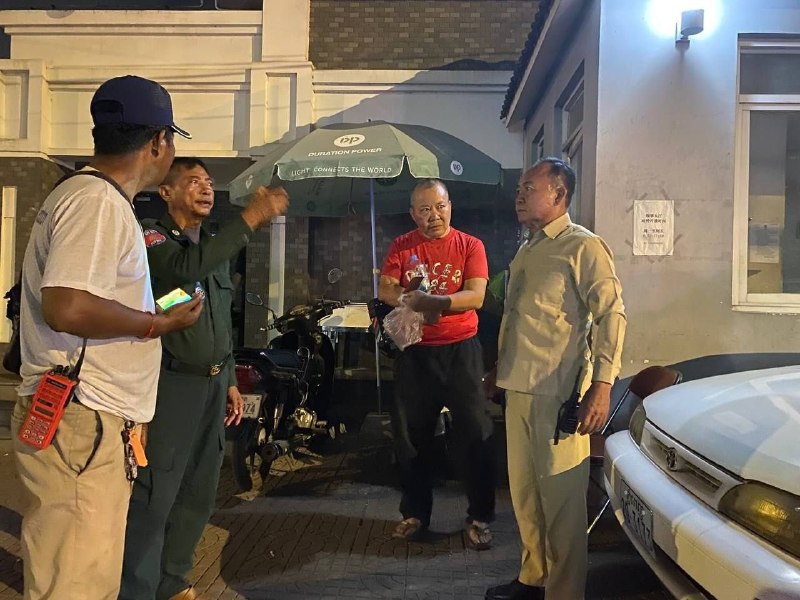 中国男子醉酒闹事引冲突，警方介入后送往使馆处理2026年5月4日晚19时，一名中国籍男子在醉酒状态下，在柬埔寨金边市一家加油站里行为失控，大声喧哗并直接躺在店内，影响了商户的正常营业秩序