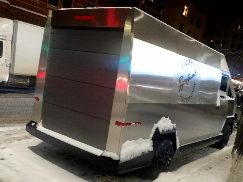 俄罗斯街头出现仿特斯拉 Cybertruck 风格改装货车近日，俄罗斯彼尔姆（Perm）街头出现一辆酷似特斯拉 Cybertruck 的改装货车