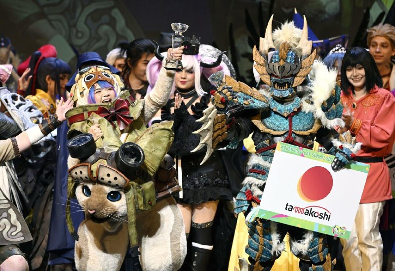 “世界COSPLAY冠军赛”香港队摘得桂冠“世界COSPLAY冠军赛”2日在日本名古屋市的爱知艺术文化中心举行，约40个国家和地区的代表队参赛，打扮成日本漫画与游戏角色，比拼服饰造型与表演