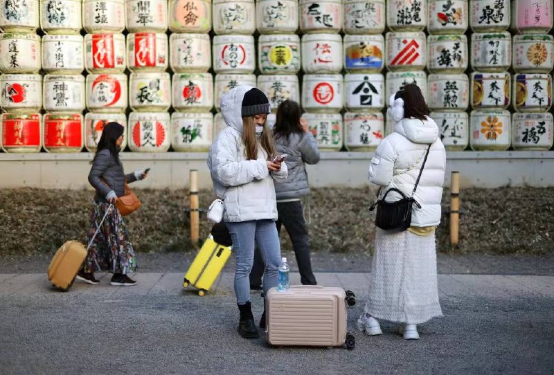 【或将暴跌50%！日本百货业凛冬已至】日本百货店协会最新公布的数据显示，2025年日本百货店销售额为56754亿日元，同比下降1.5%，时隔5年出现负增长