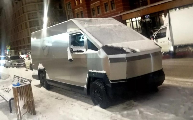 俄罗斯街头出现仿特斯拉 Cybertruck 风格改装货车近日，俄罗斯彼尔姆（Perm）街头出现一辆酷似特斯拉 Cybertruck 的改装货车
